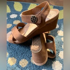 UGG Women's Veva Brown Leather Ankle Strap Velcro Closure Wedge Sandals Size 7.5